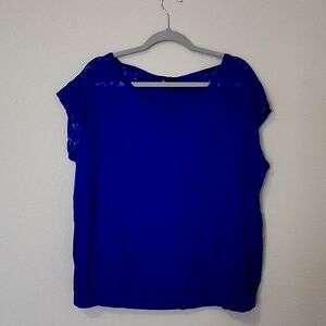 Purple t-shirt with lace details on shoulders